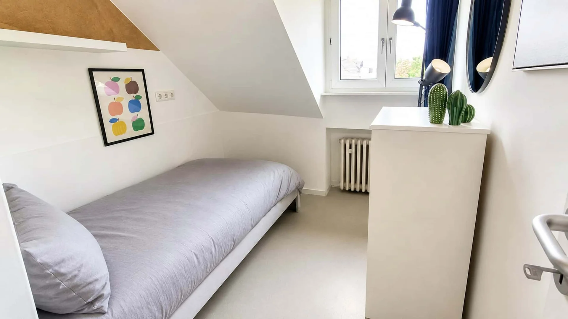 Chambre conviviale pour les étudiants dans  avec des équipements modernes