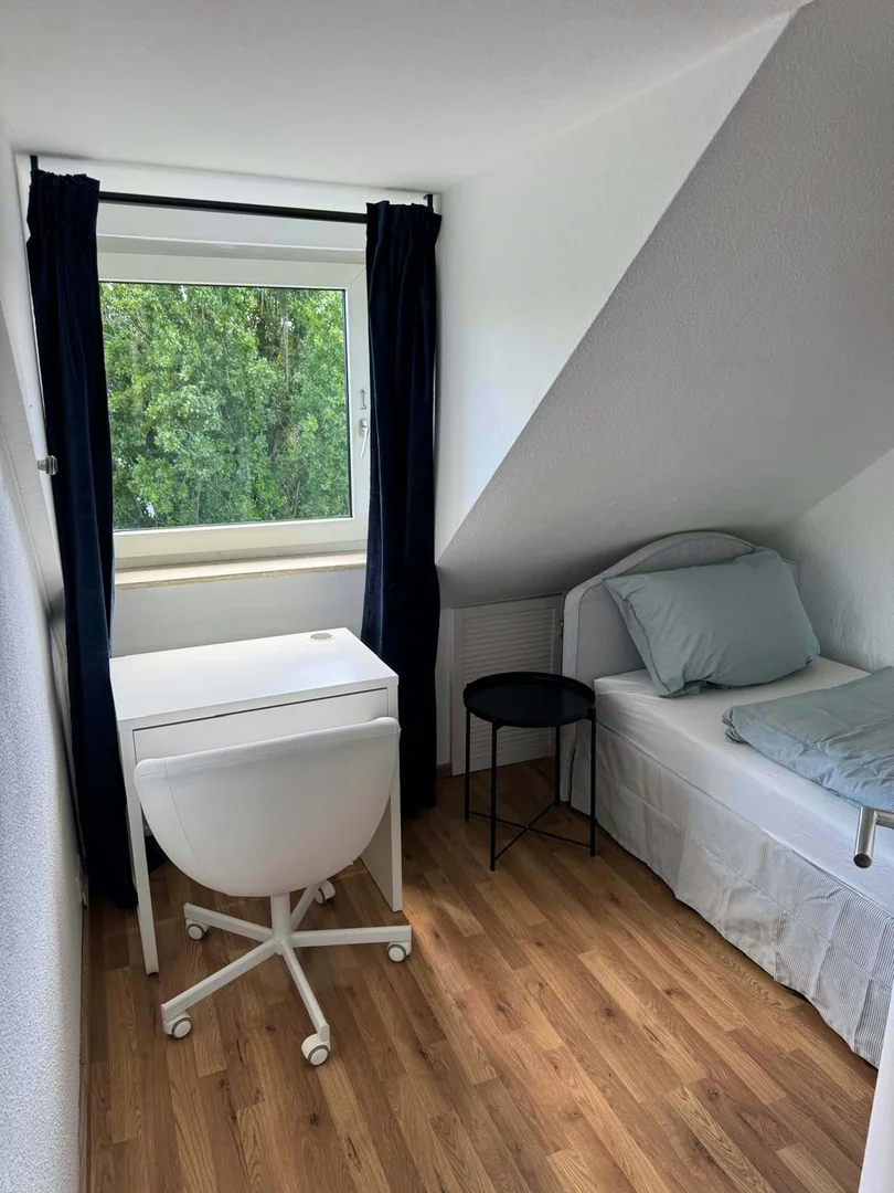 Chambre d'étudiant à  avec espace d'étude et installations communes