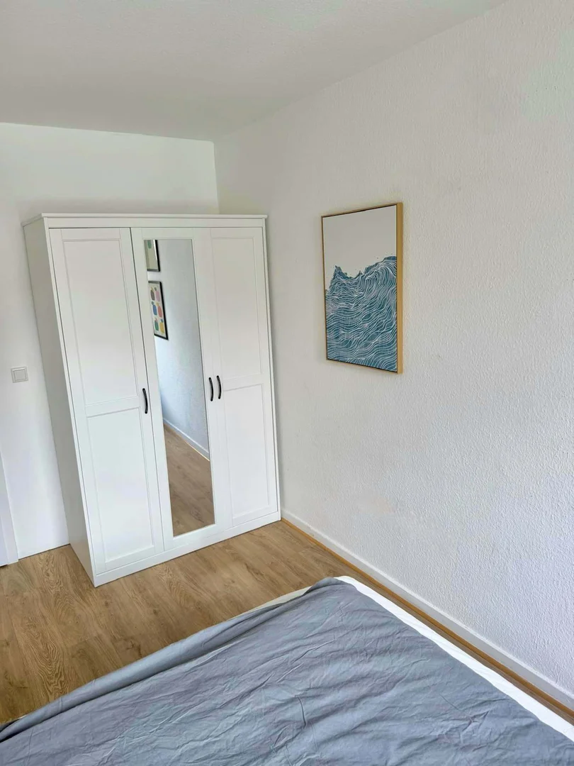 Chambre abordable pour les étudiants avec un bon éclairage dans 