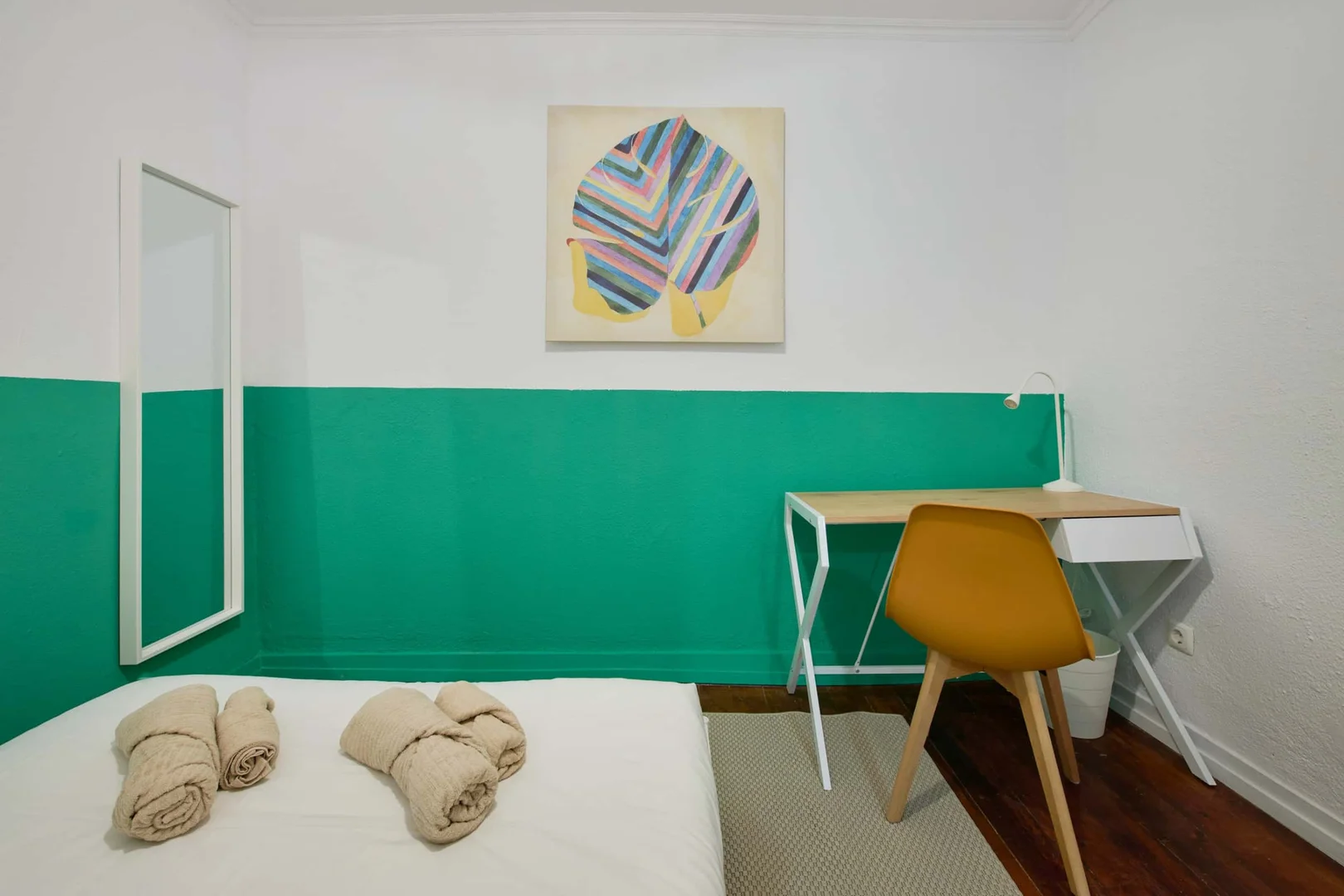 Quarto de estudante em  com área de estudo e instalações partilhadas