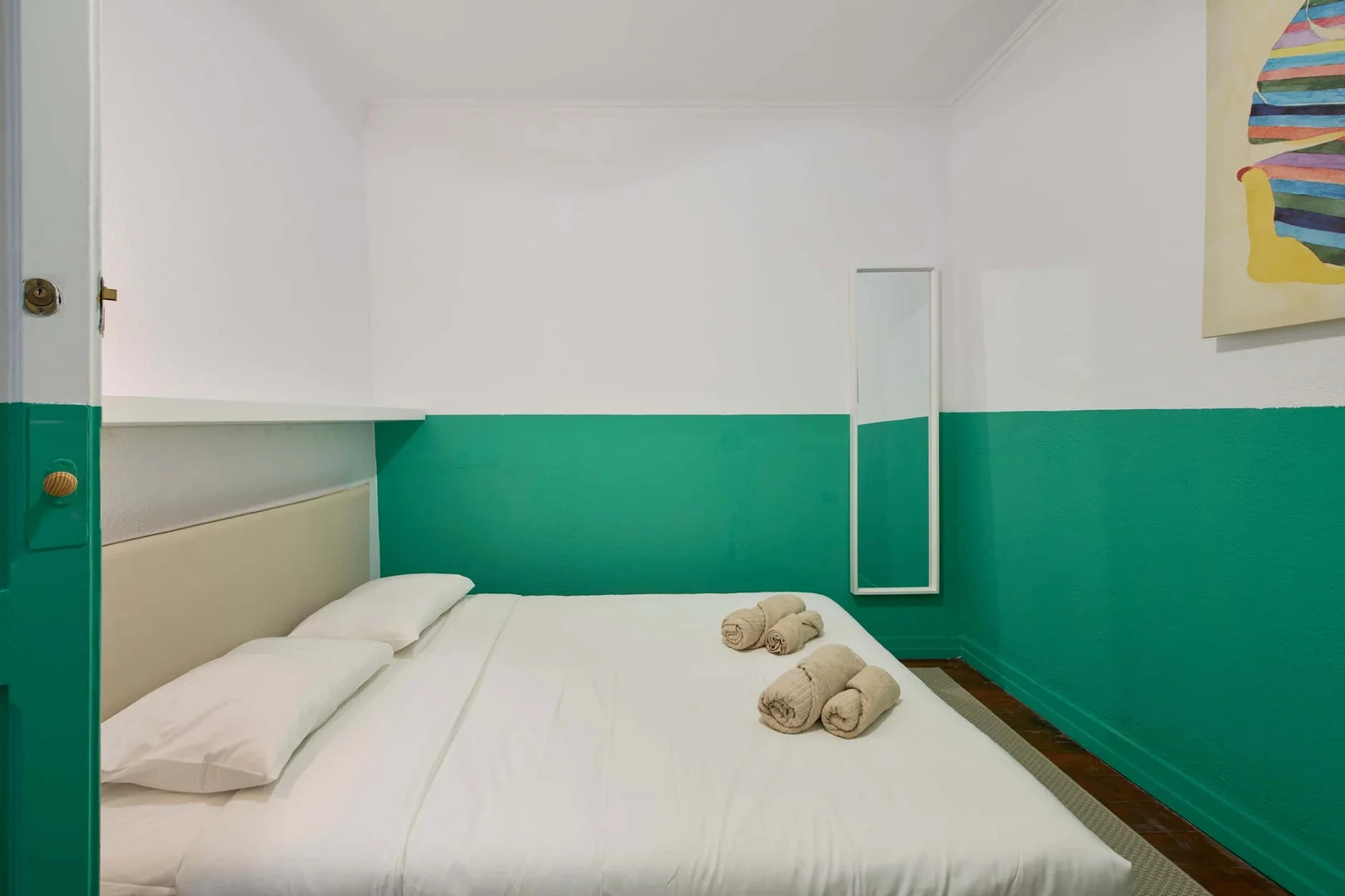 Quarto de estudante em  com área de estudo e instalações partilhadas