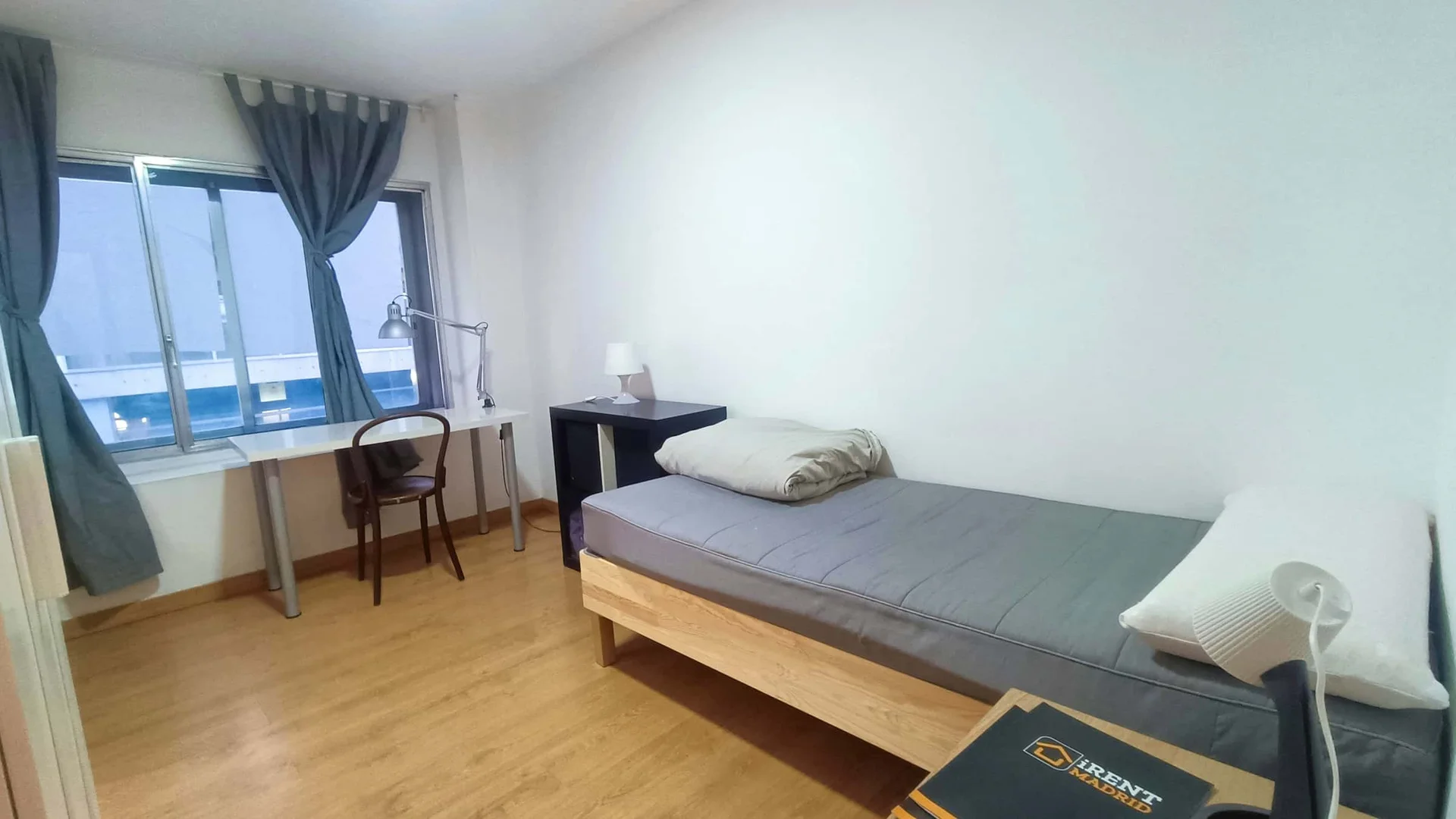 Bright and airy student room with easy university access in 