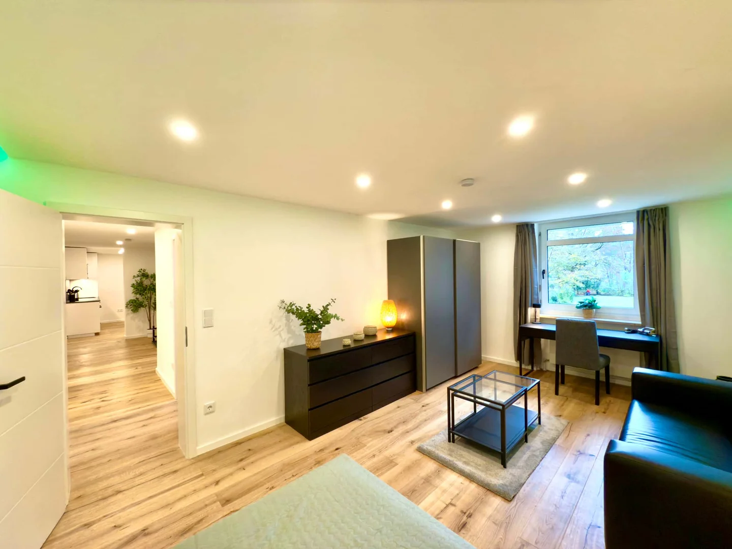 Habitación estudiantil luminosa y aireada con fácil acceso a la universidad en 