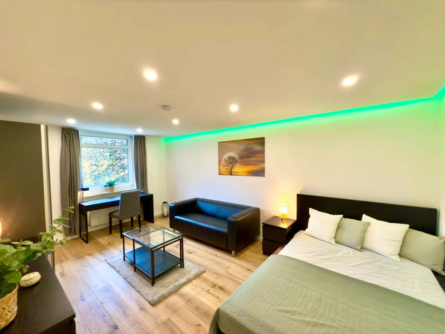 Habitación estudiantil luminosa y aireada con fácil acceso a la universidad en 
