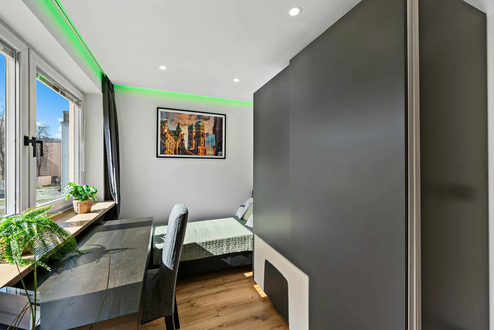 Student-friendly room in with modern amenities