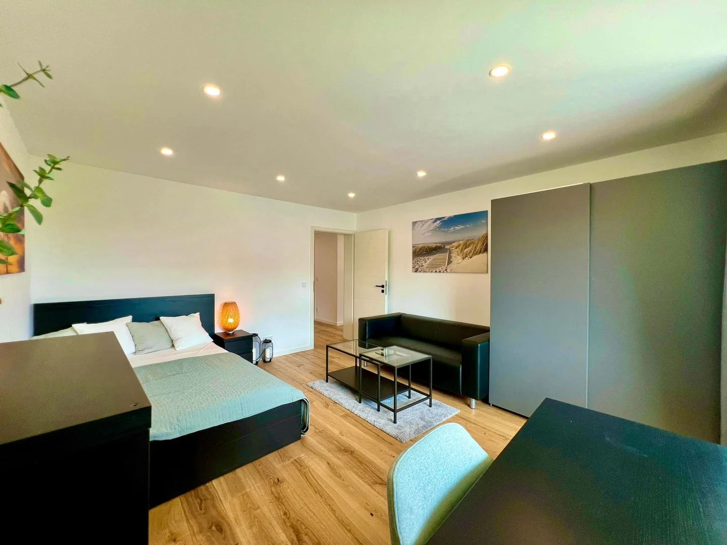 Habitación estudiantil funcional perfecta para estudiar en 
