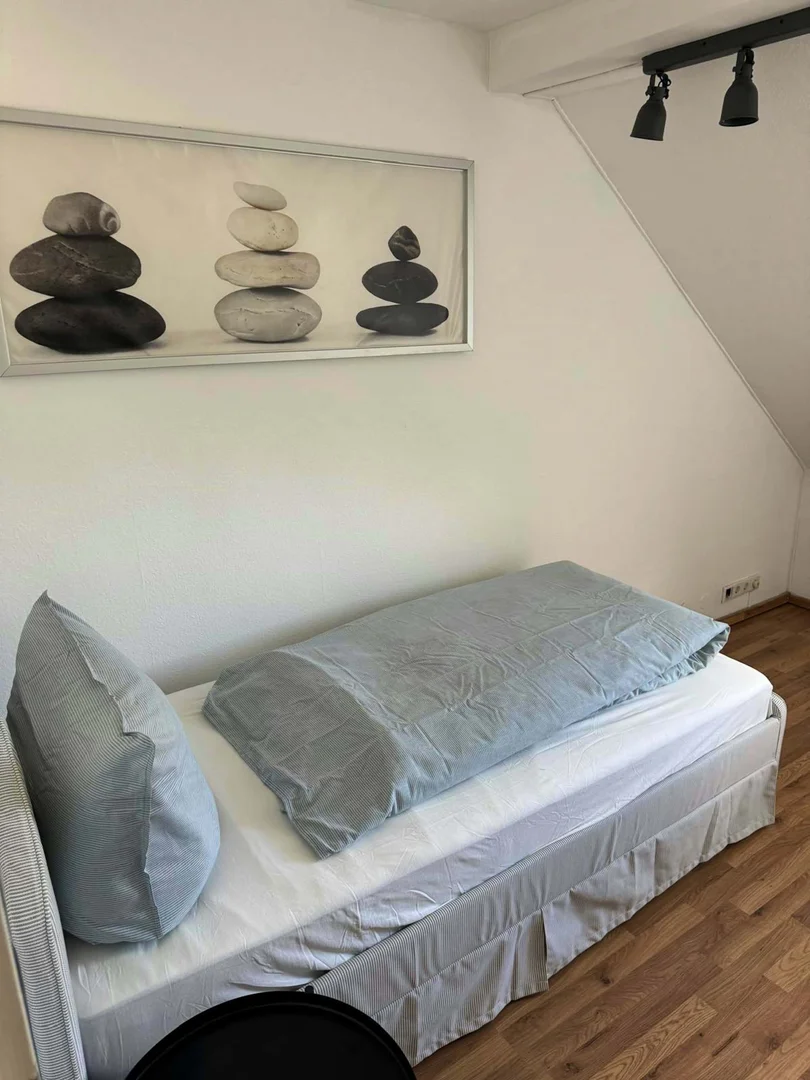 Chambre d'étudiant lumineuse et aérée avec accès facile à l'université dans 
