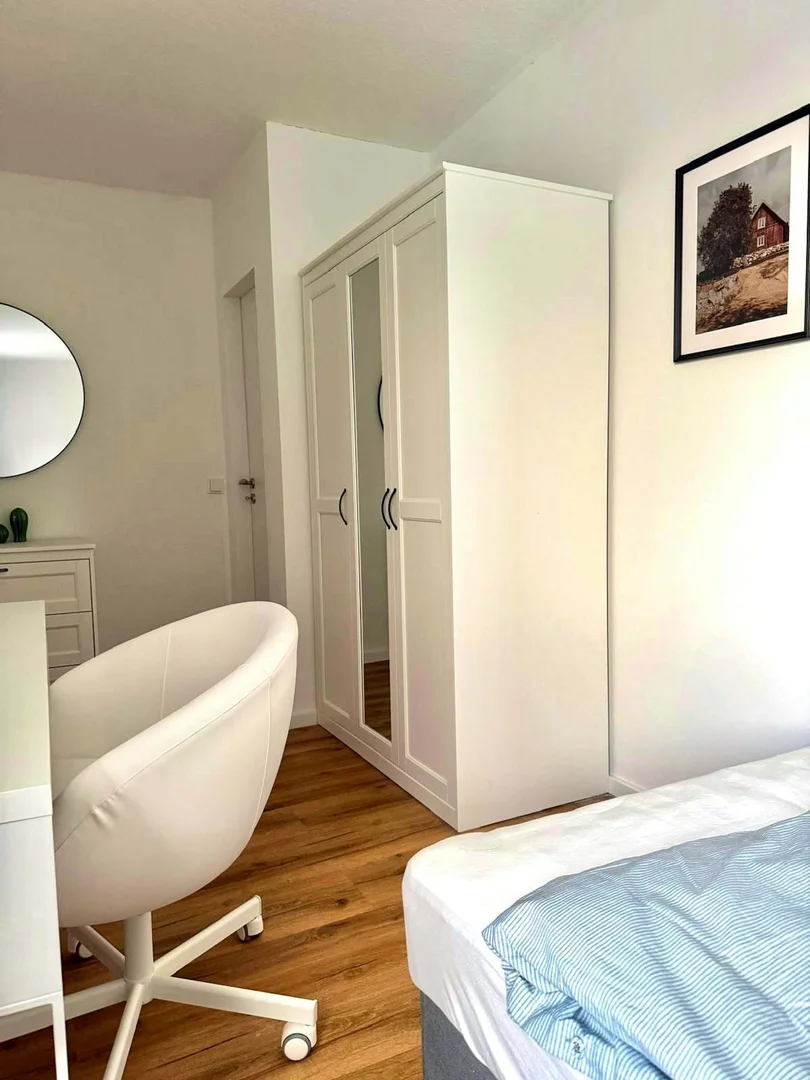 Chambre confortable pour étudiants disponible dans 