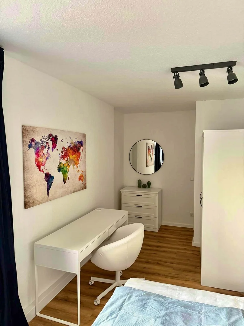 Chambre abordable pour les étudiants avec un bon éclairage dans 