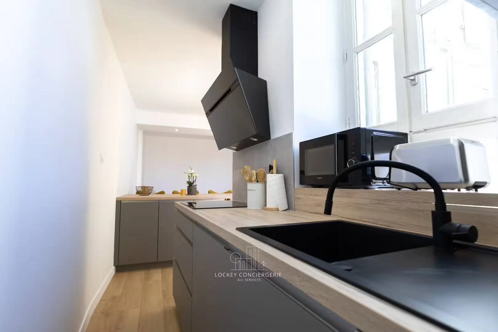 Habitación estudiantil luminosa y aireada con fácil acceso a la universidad en 