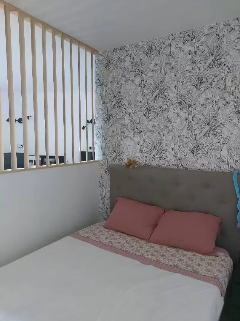 Affordable room for students with ample lighting in 