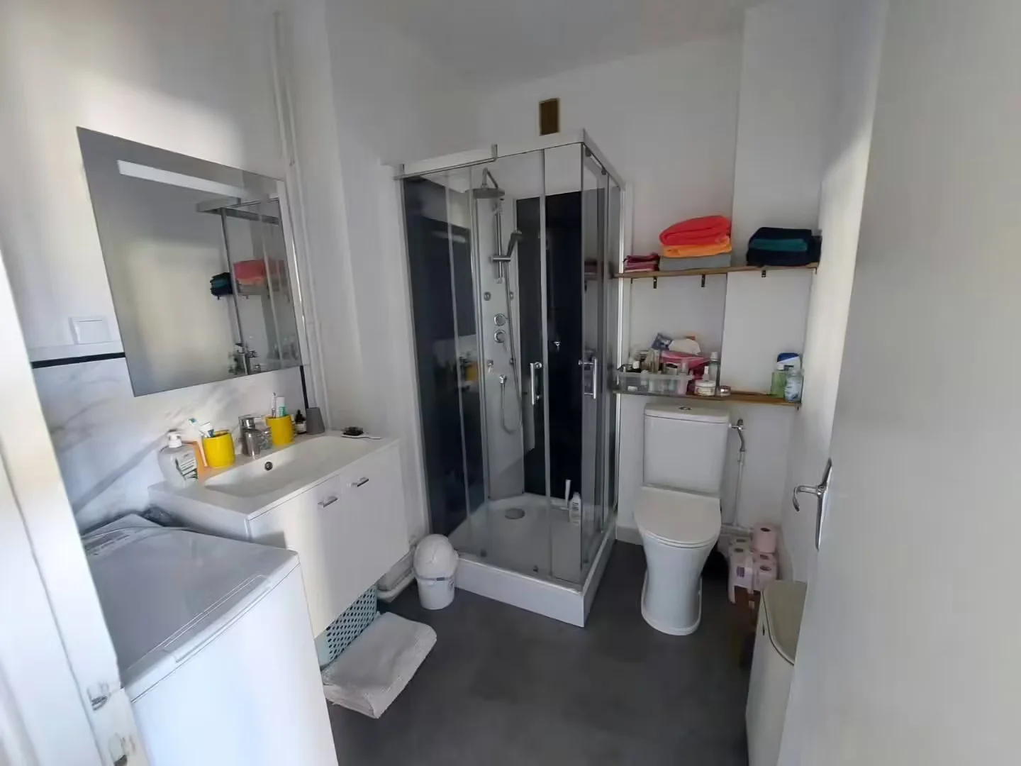 Student-friendly room in  with modern amenities