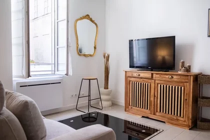 Quarto para alugar com cama de casal em {area}