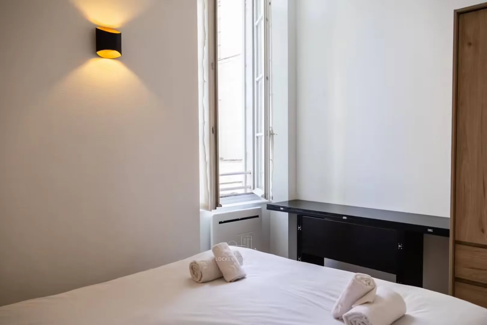 Quarto acessível para estudantes com iluminação ampla em 