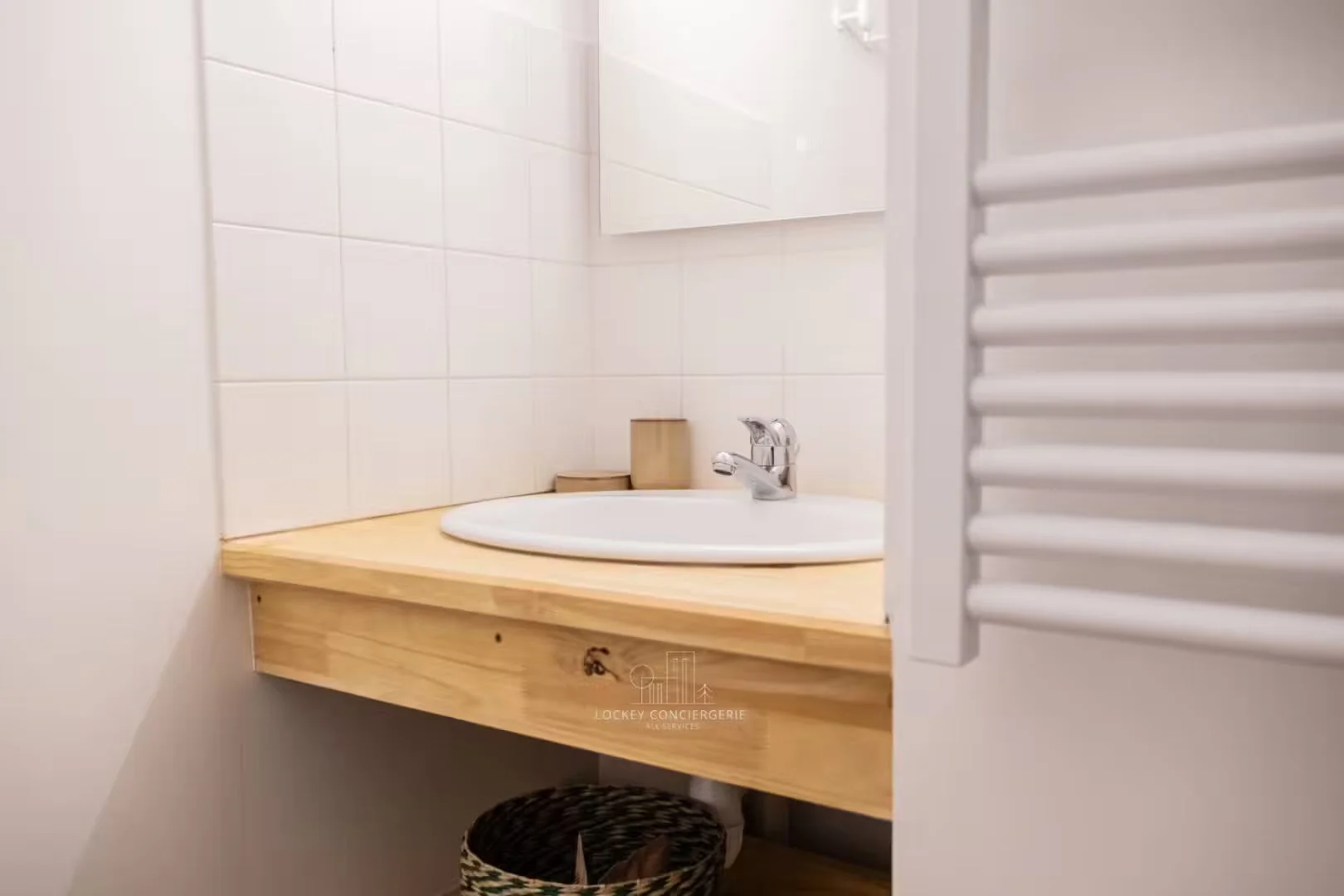 Quarto de estudante luminoso e arejado com acesso fácil à universidade em 