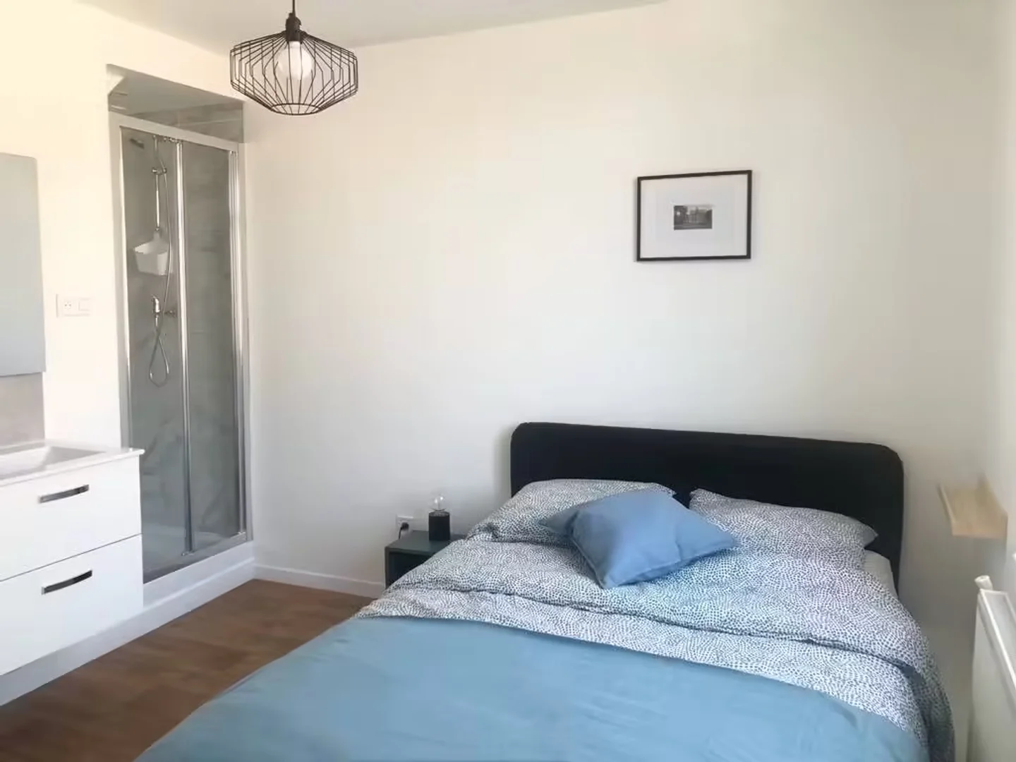Chambre confortable pour étudiants disponible dans 