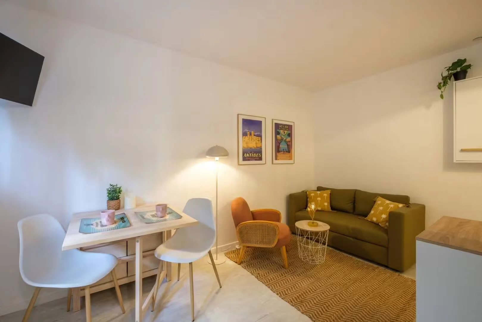 Chambre confortable pour étudiants disponible dans 