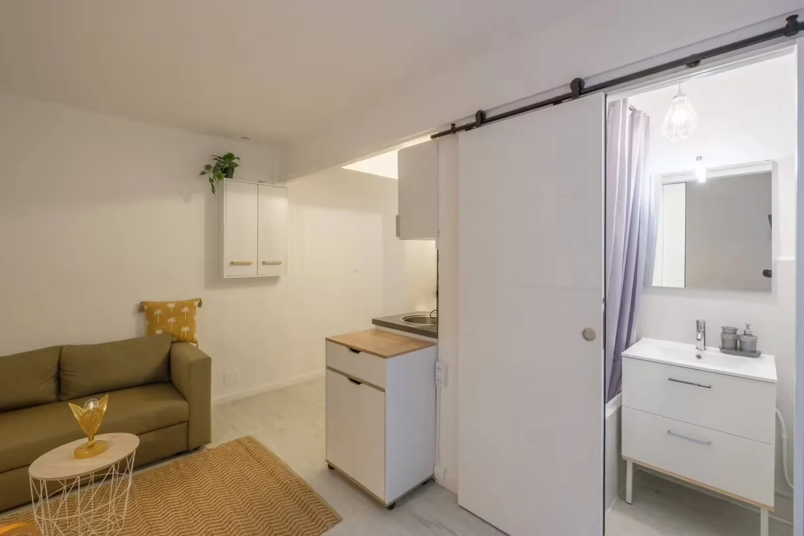 Chambre confortable pour étudiants disponible dans 
