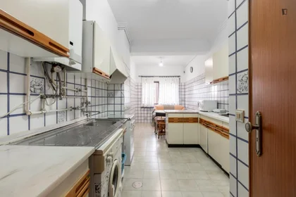 Stanza privata in Rua Carlos Seixas, immagine 5 di 18