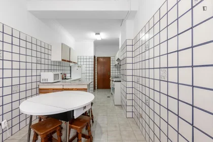 Stanza privata in Rua Carlos Seixas, immagine 6 di 18