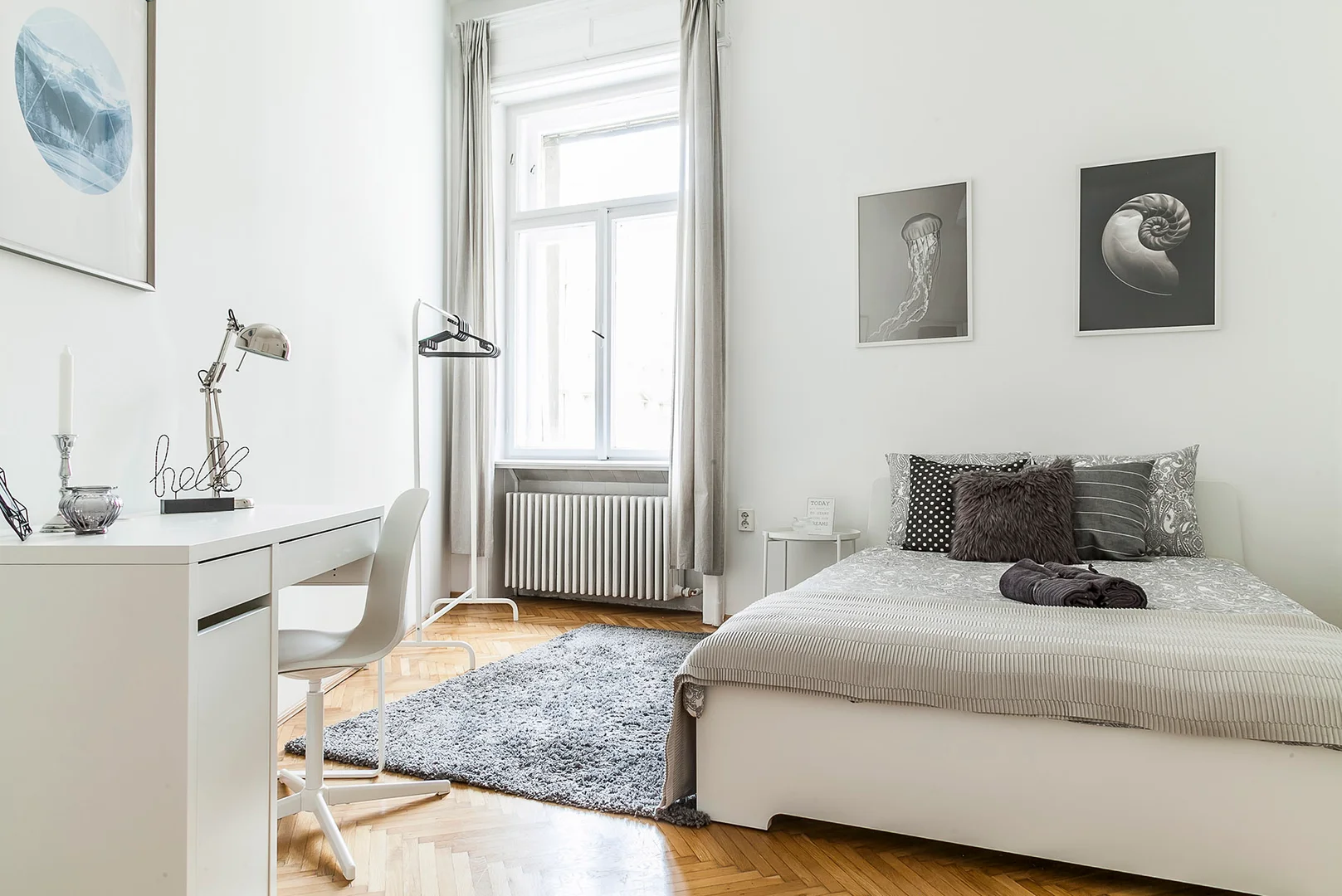 Chambre d'étudiant à  avec espace d'étude et installations communes