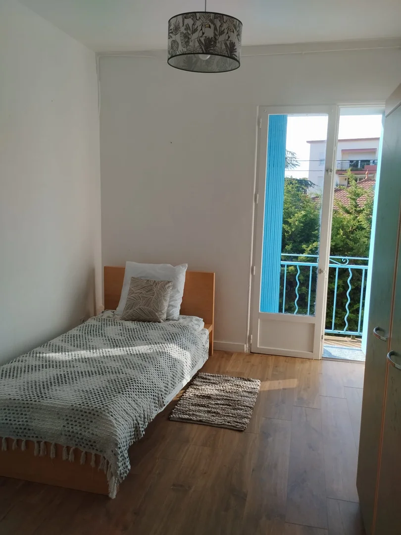 Habitación estudiantil luminosa y aireada con fácil acceso a la universidad en 