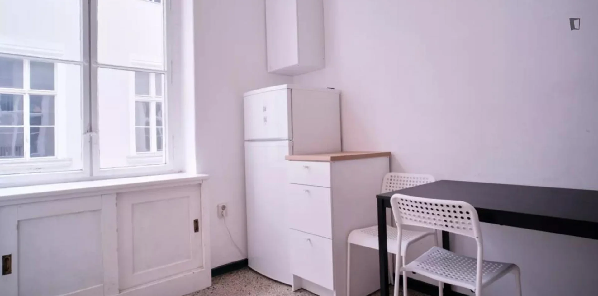 Camera per studenti in  con area studio e servizi in comune