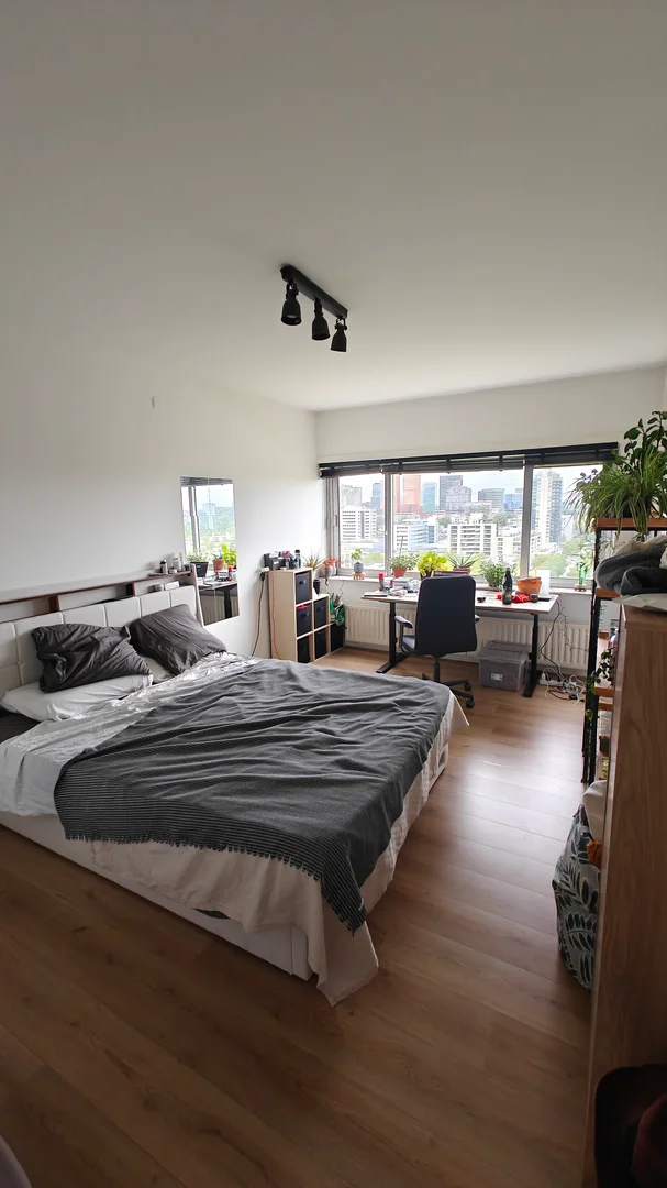 Quarto de estudante luminoso e arejado com acesso fácil à universidade em 