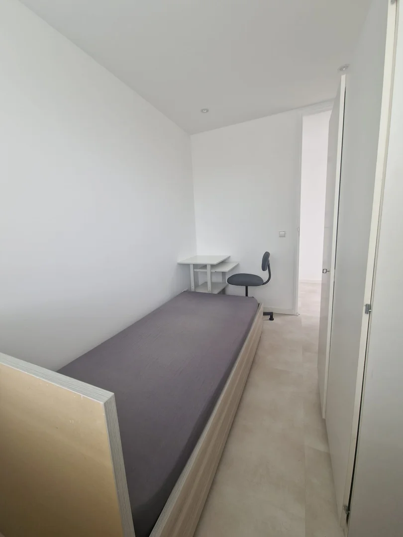 Bright and airy student room with easy university access in 