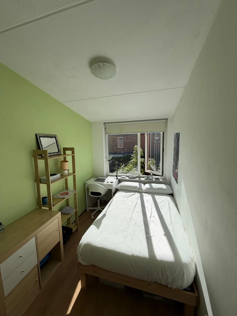 Bright and airy student room with easy university access in 