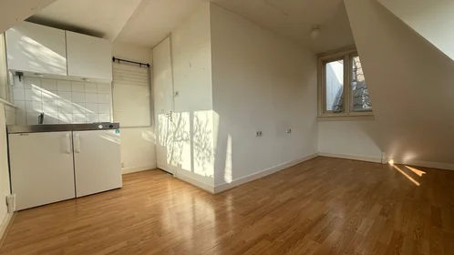 Quarto iluminado em {area}