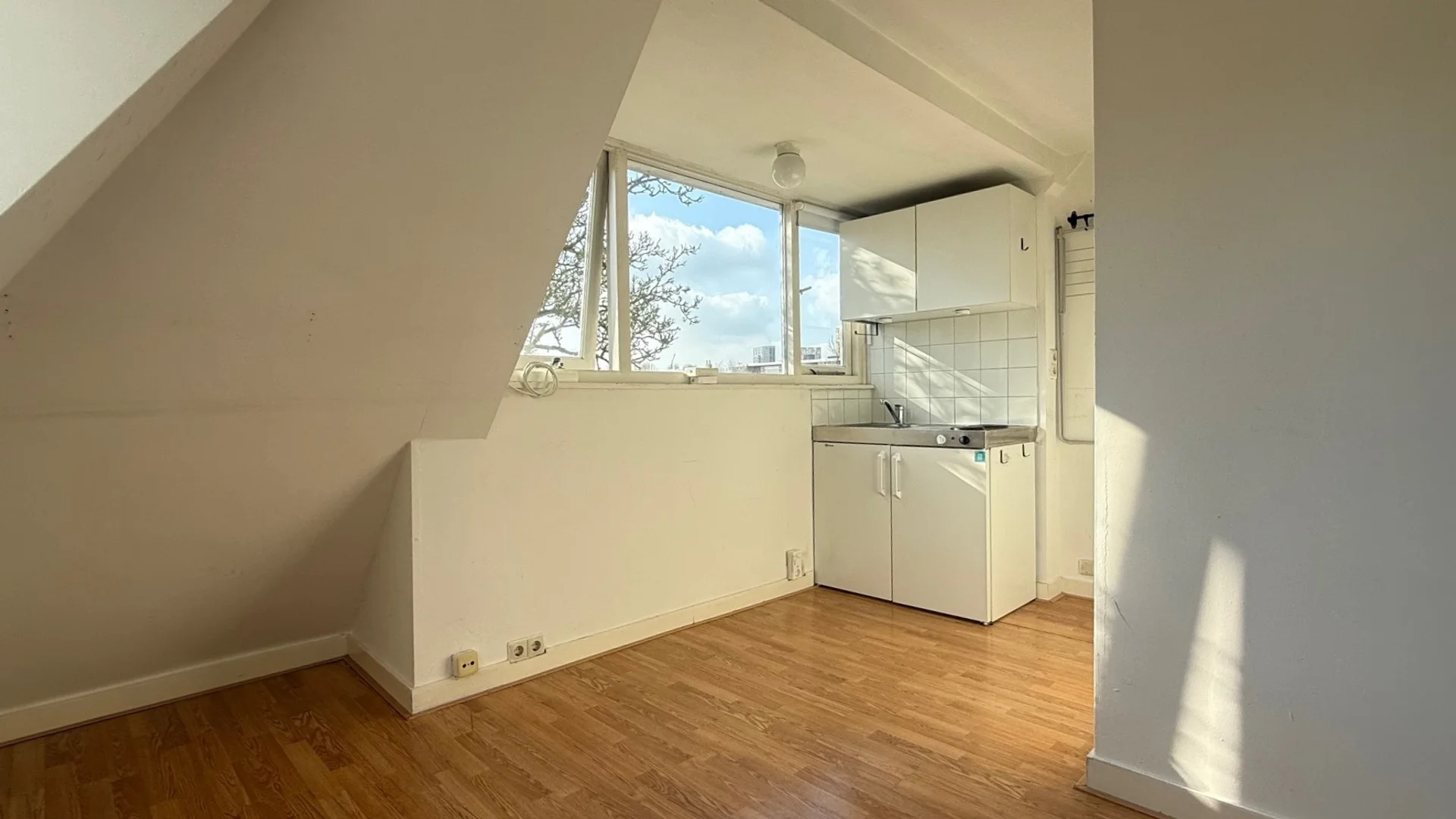 Quarto de estudante em  com área de estudo e instalações partilhadas