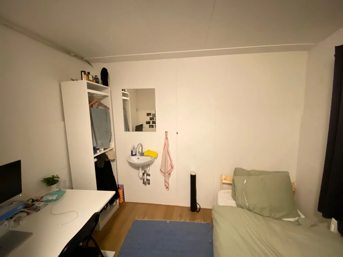 Habitación estudiantil funcional perfecta para estudiar en 