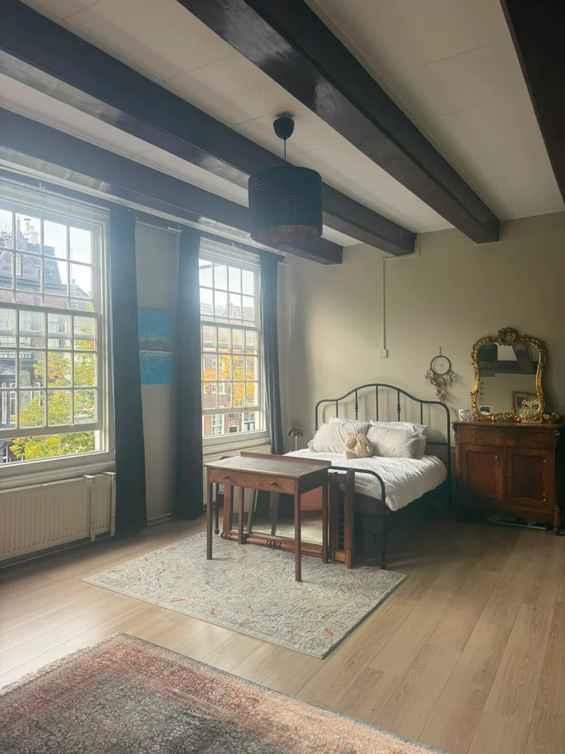 Quarto de estudante em  com área de estudo e instalações partilhadas