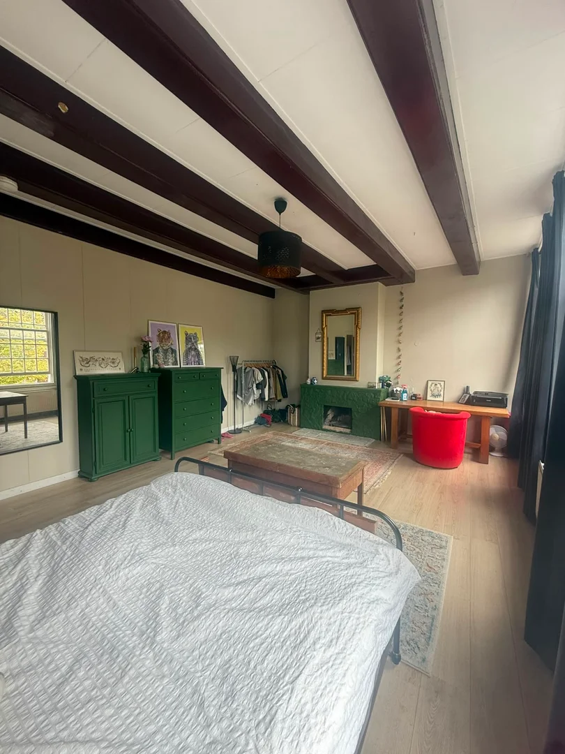 Quarto para alugar em apartamento de estudantes em , totalmente mobilado