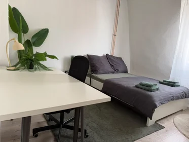 Quarto barato em {area}