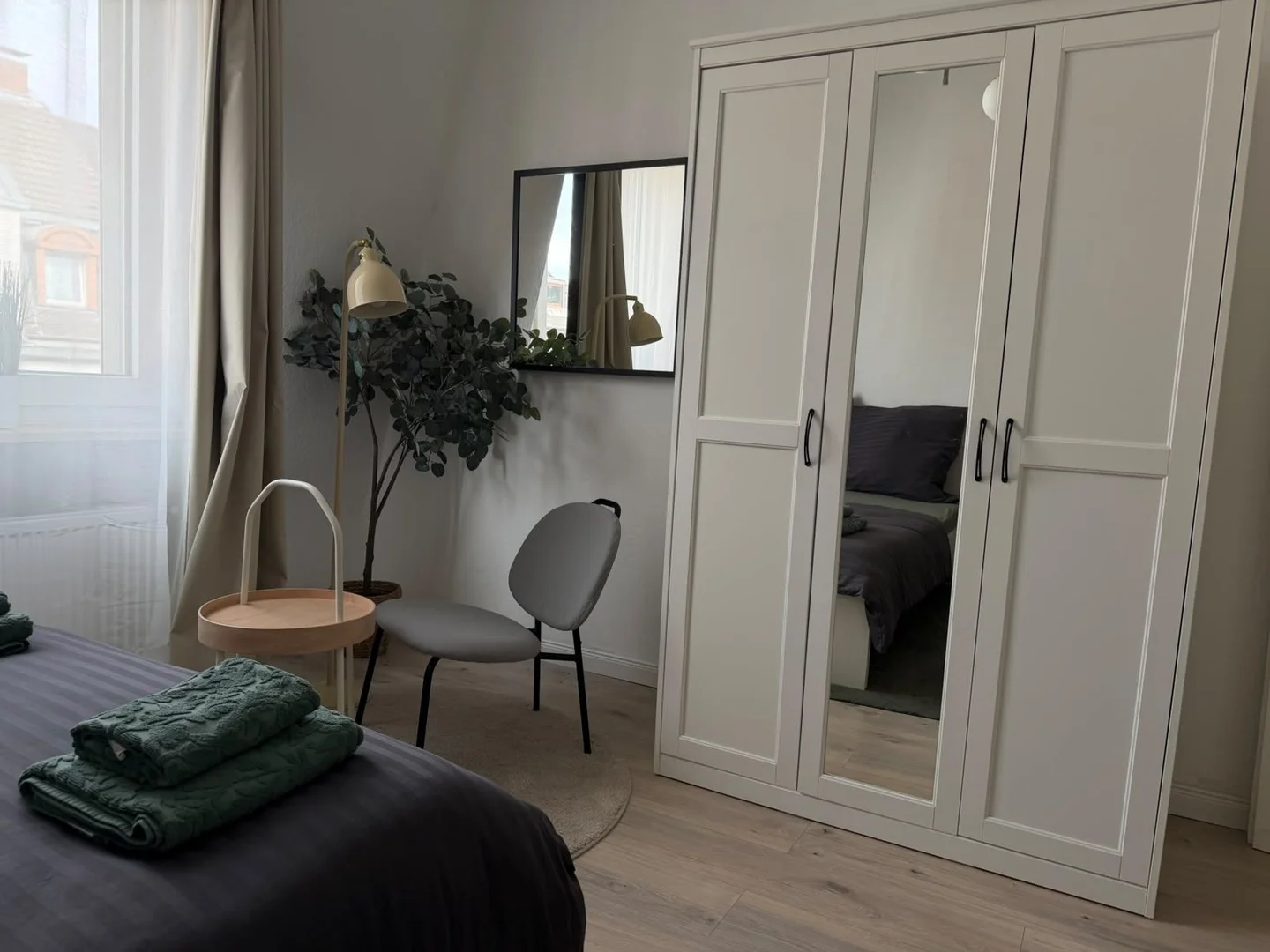Quarto de estudante em com área de estudo e instalações partilhadas