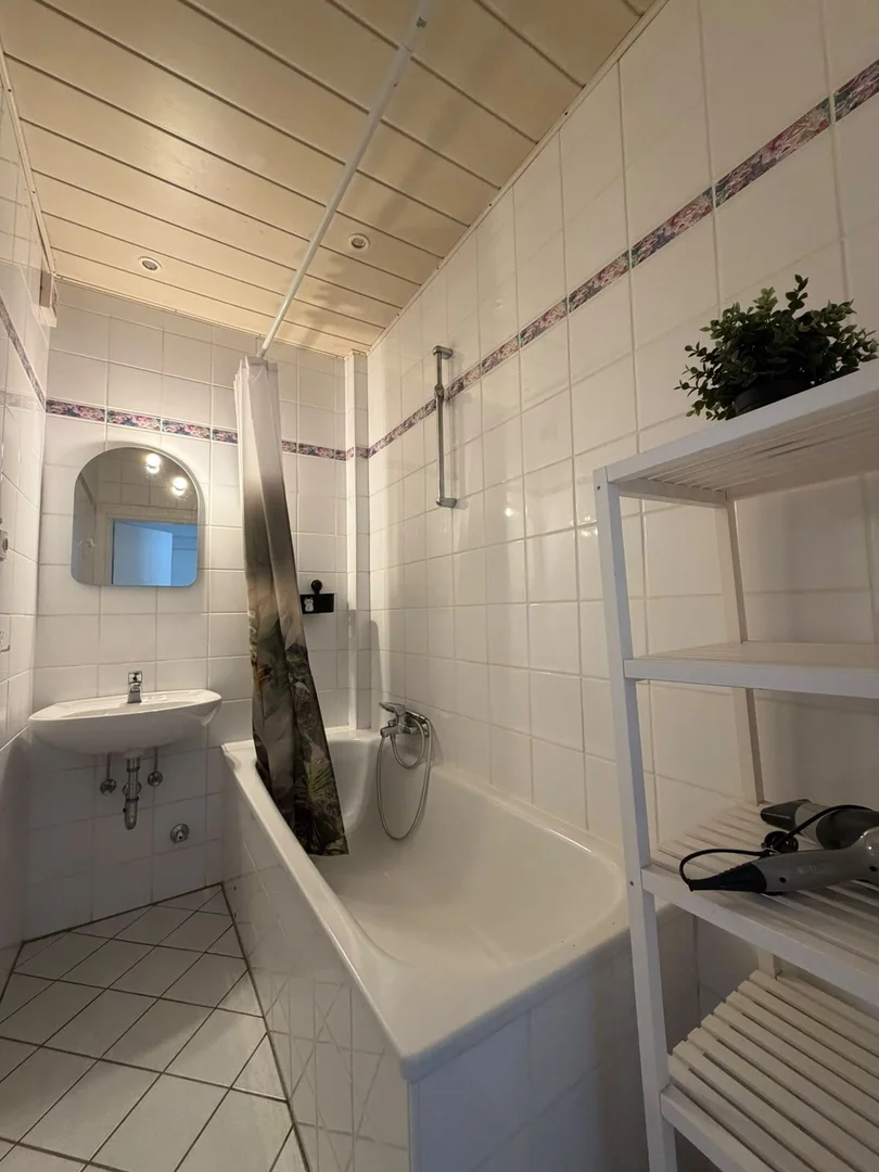 Quarto para alugar em apartamento de estudantes em , totalmente mobilado