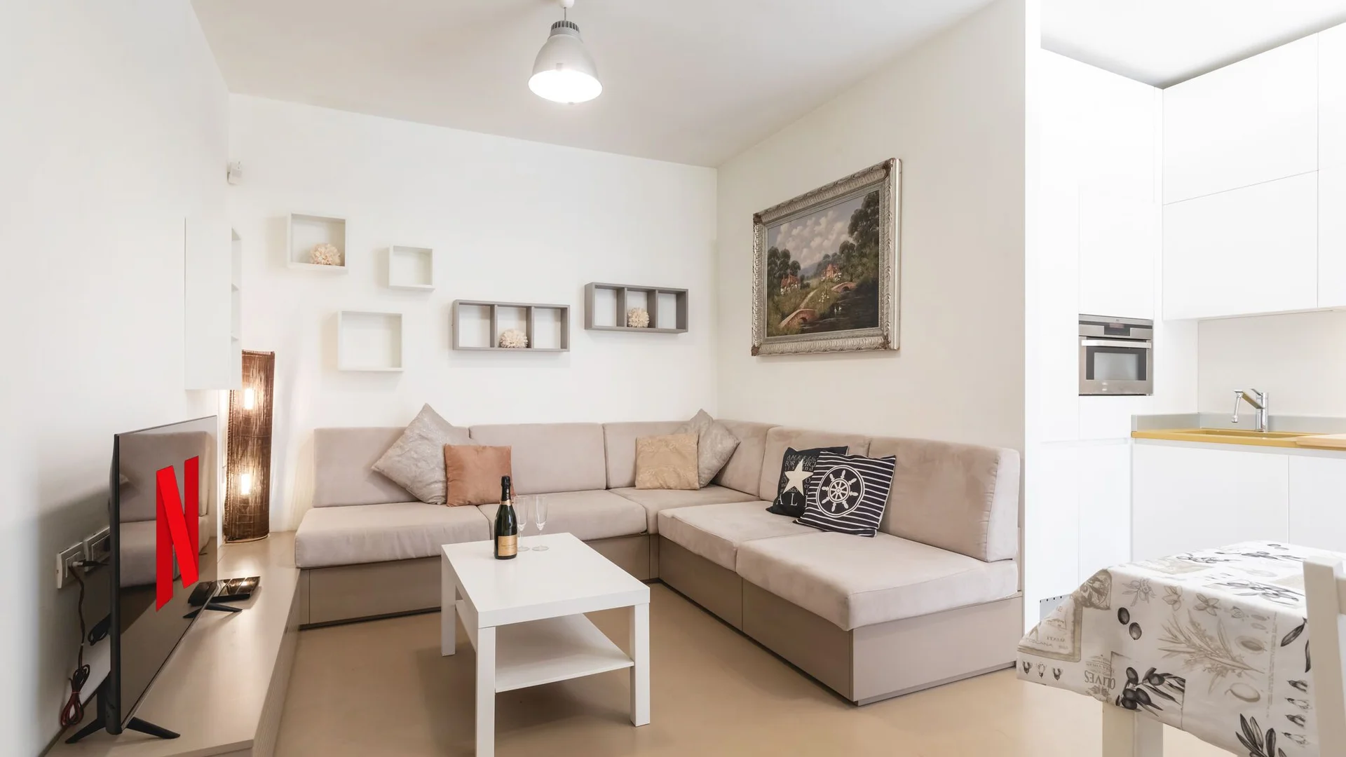 Habitación estudiantil funcional perfecta para estudiar en 