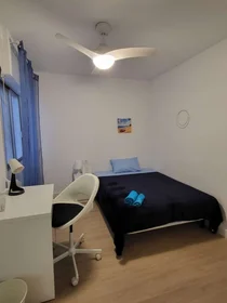 Chambre à louer avec lit double {area}