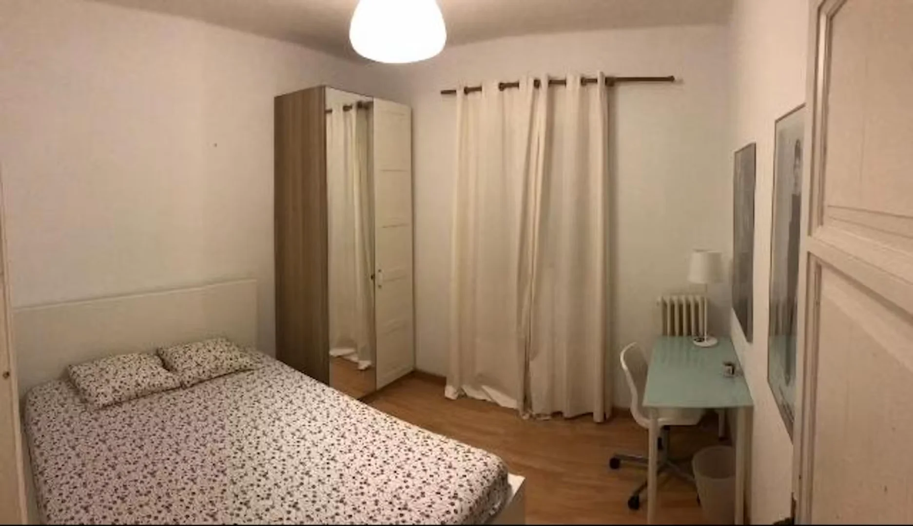 Functional student room perfect for studying in 