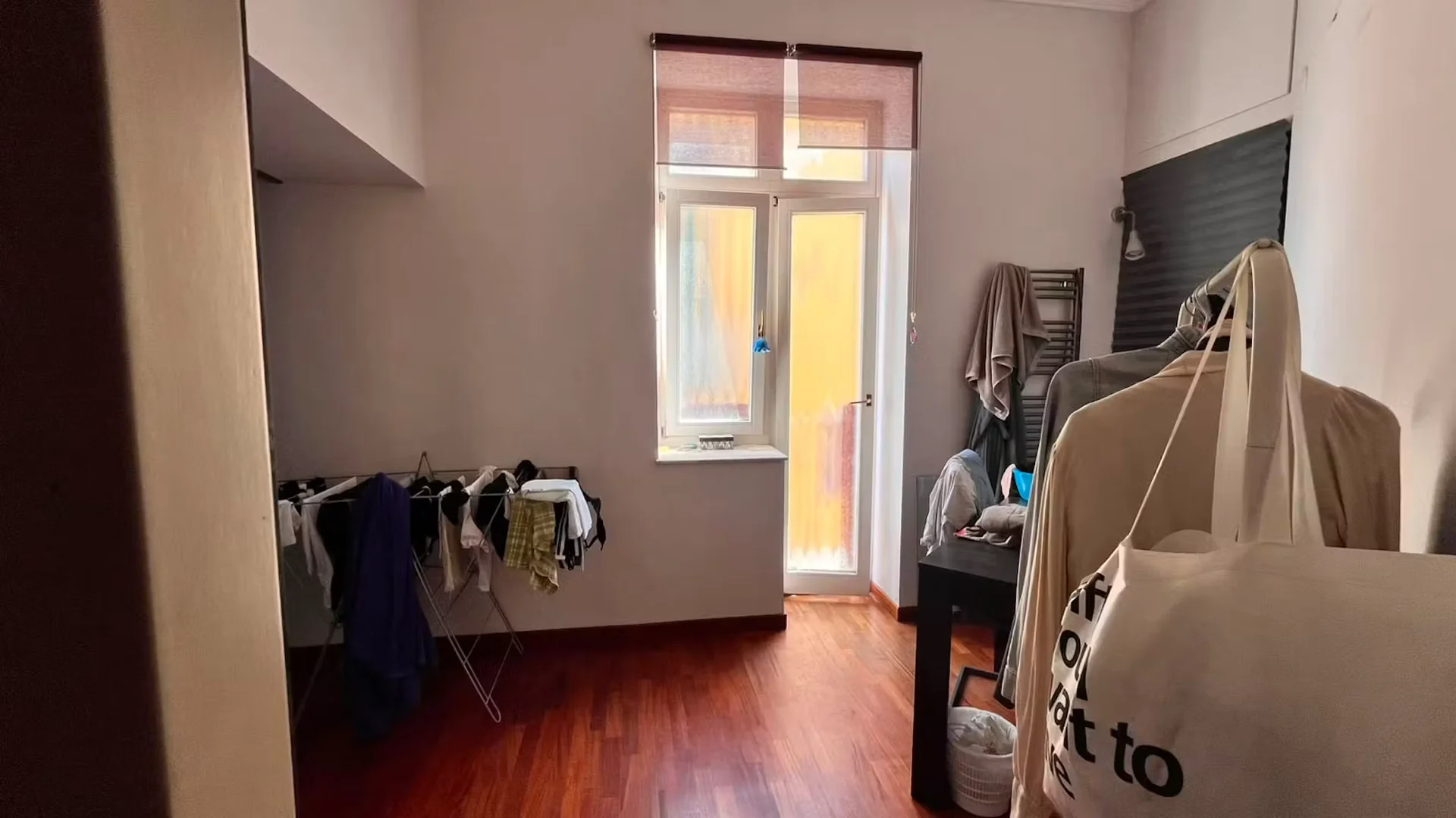 Studentenzimmer in  mit Arbeitsbereich und Gemeinschaftseinrichtungen