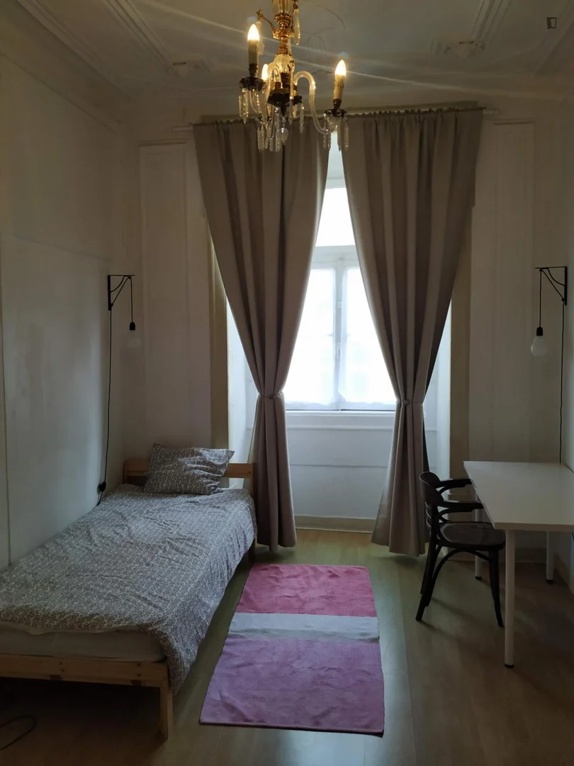 Quarto de estudante confortável e espaçoso em 