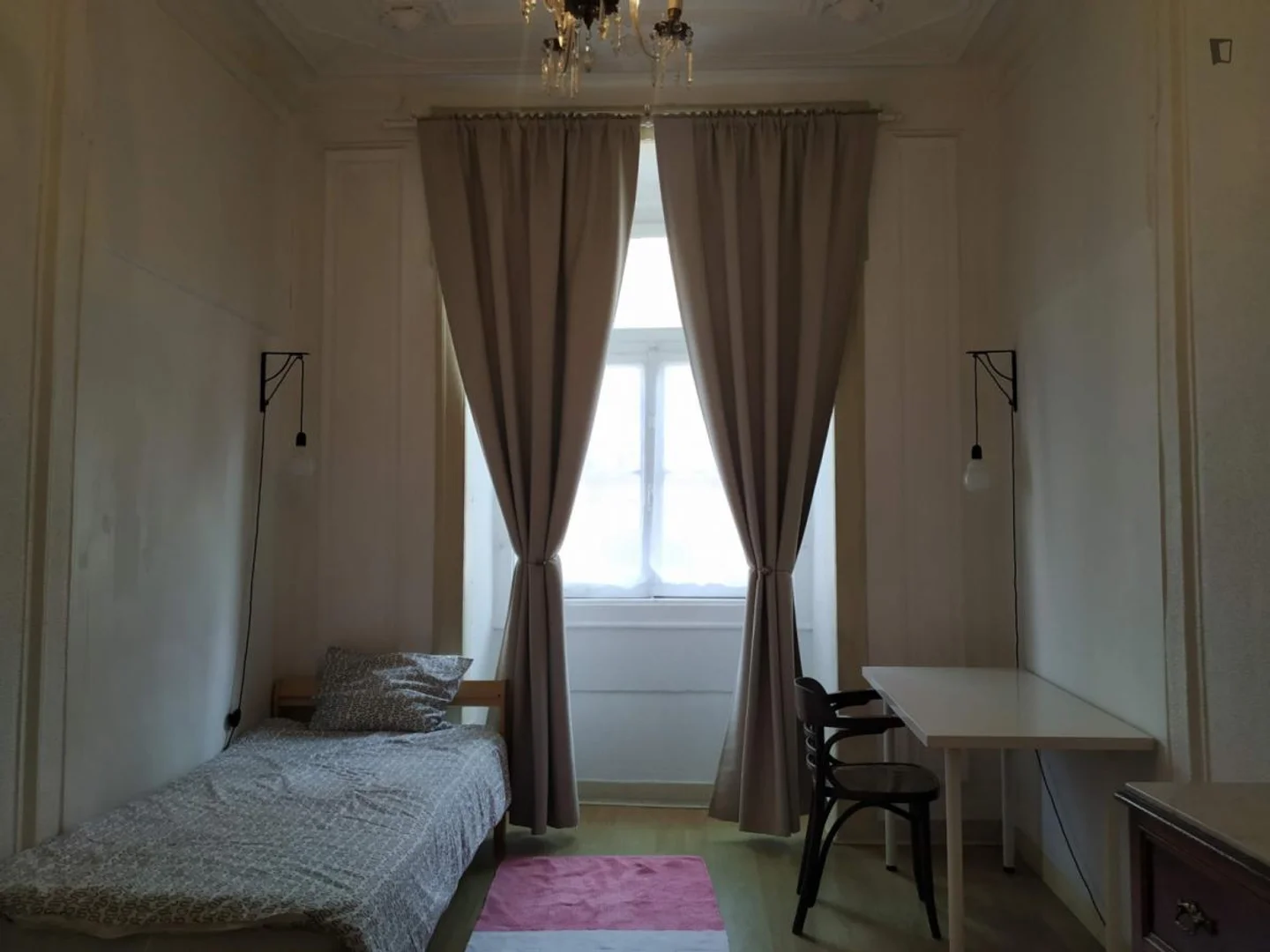 Quarto de estudante económico perto do campus em 