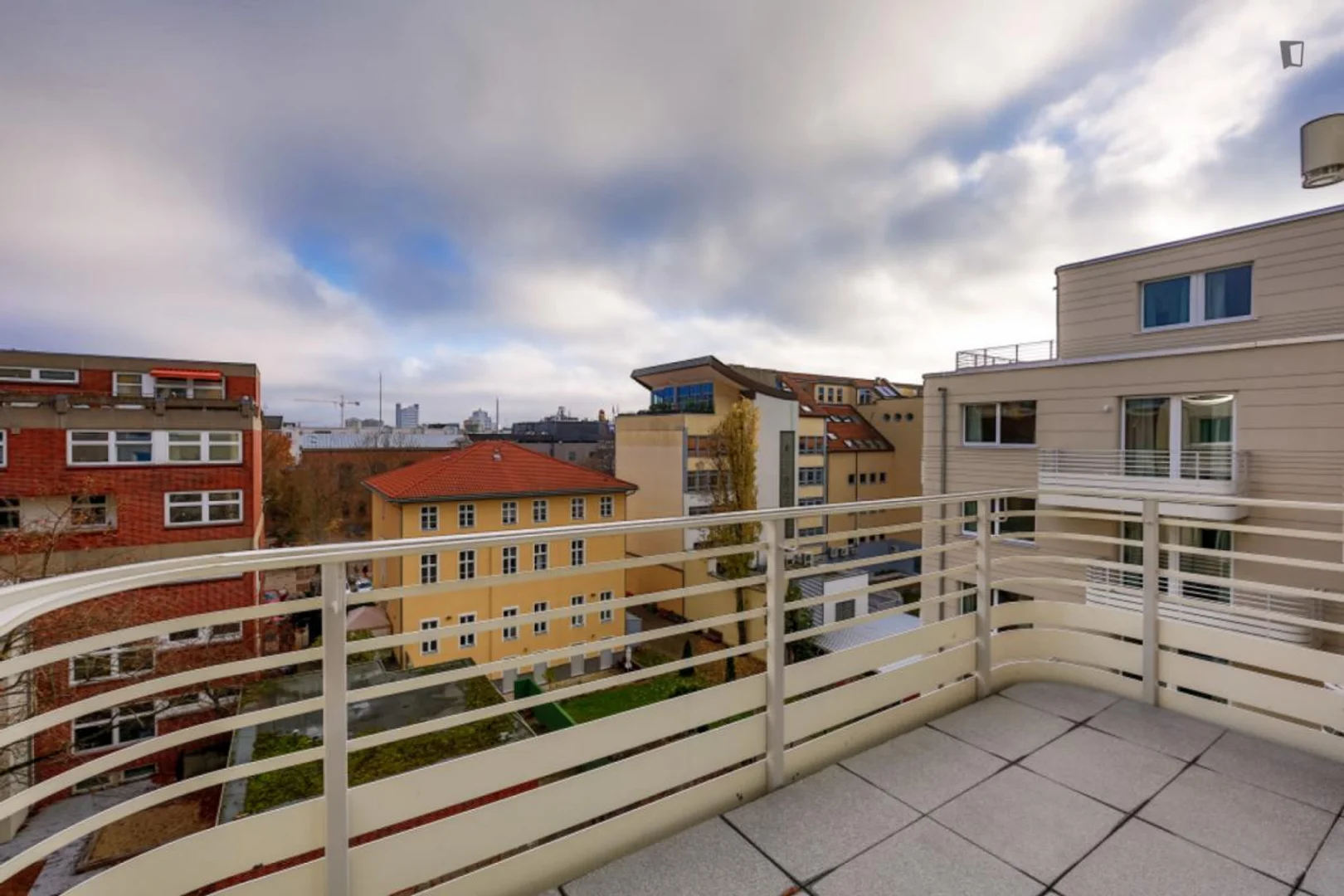 'de modern olanaklara sahip öğrenci dostu oda