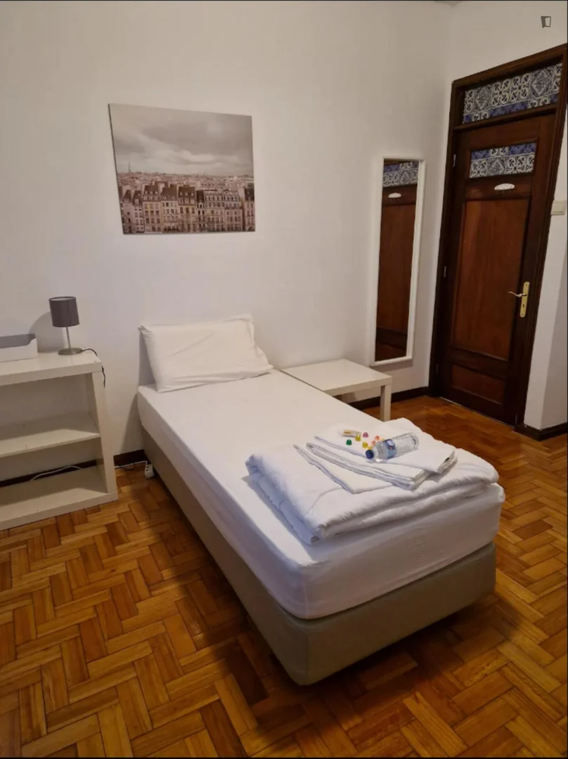 Quarto acessível para estudantes com iluminação ampla em 