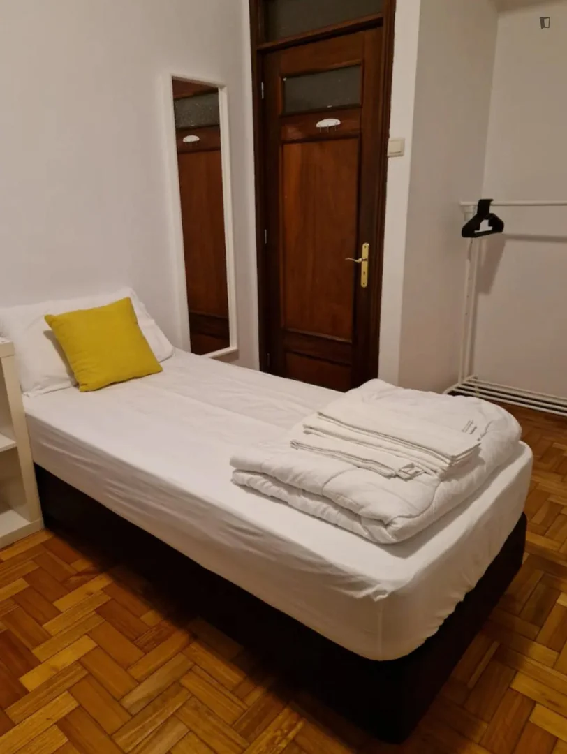 Quarto acessível para estudantes com iluminação ampla em 