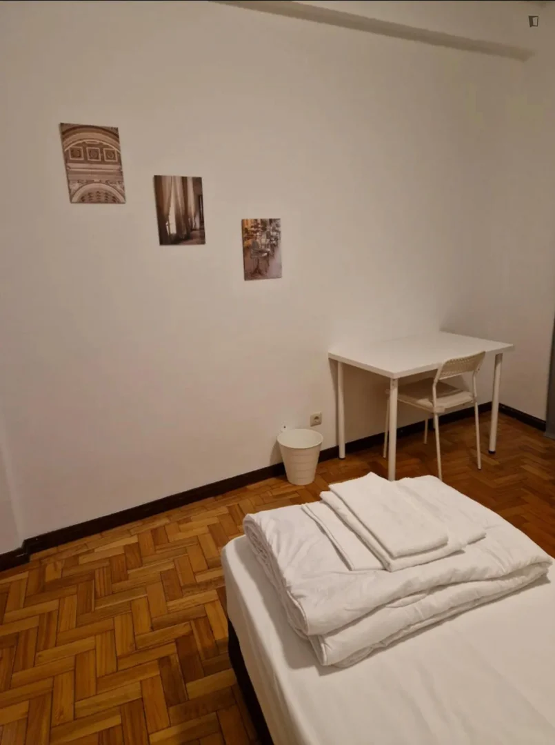 Quarto de estudante luminoso e arejado com acesso fácil à universidade em 
