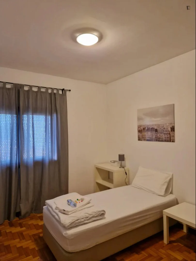 Quarto de estudante económico com localização conveniente em 
