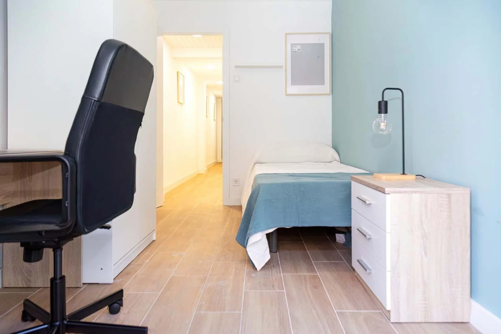 Zimmer in Studentenwohnung in zu vermieten, voll möbliert